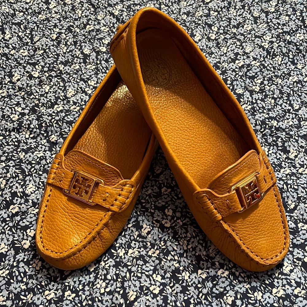 Tory Burch Kendrick Loafers in Royal Tan Tumbled Leather size 7